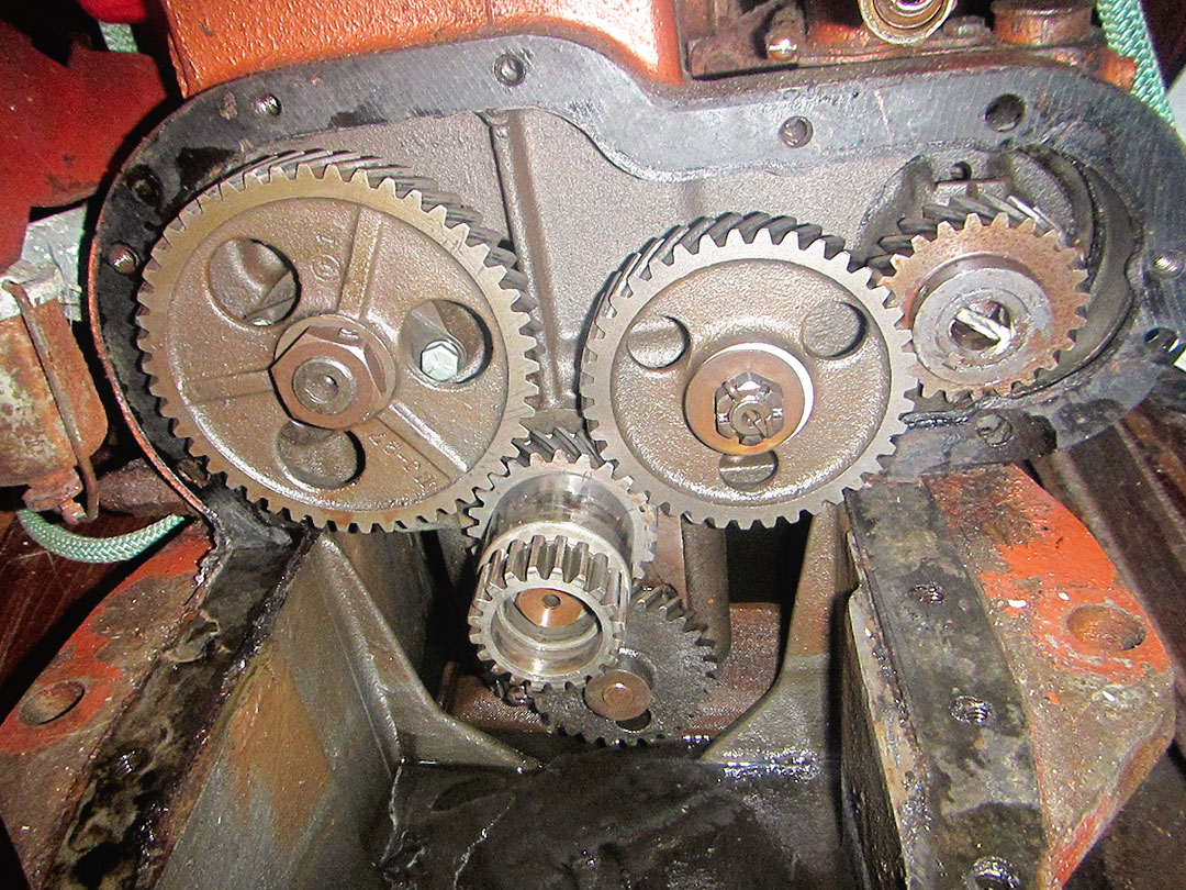 The atomic 4 gas engine crank shaft and gear casing