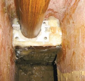 Compression post with mast