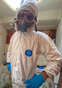 Andrew dons a Tyvek suit and protective gear beforeremoving the wet head enclosure with a cutoff
wheel.