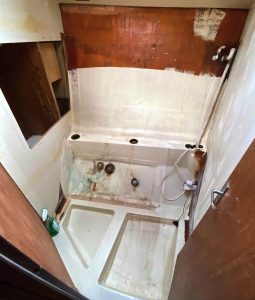 the new cabin is gutted to bare hull andbulkheads, with a foot box cut into the neighboring
cabin’s hanging locker.
