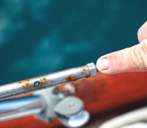 Dark rust stains suggest failing stainlesssteel, made unambiguous by the cracks
in this lifeline turnbuckle.