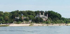 A stately house in Sands Point, betweenHempstead Harbor and Manhasset Bay,
that may have been the inspiration for
a home in F. Scott Fitzgerald’s novel The
Great Gatsby.