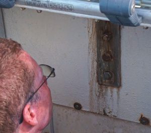 Backstay chainplate with obviousrusty water stains and dark rust in the
fasteners.