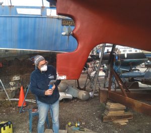 The author's wife, Janet Gannon, making nalmodi cations to the skeg of the couple’s boat before
reinstalling the rudder.
