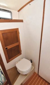 the toilet can beclosed o for privacy.