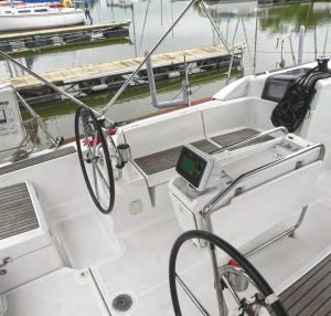 The centerline cockpit pedestal isinsulated and serves as a cooler as well
as storage space. That’s also where the
multidisplay instrument is mounted.