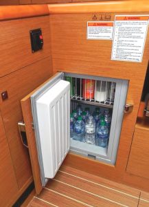 Access to the bottom ofthe icebox is solved by a
well-insulated door.