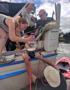 Friends make even themost mundane boat
projects easier and more
fun.