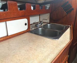 Cetus’ oldcountertop was slowly delaminating and needed to be replaced.