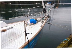 Essential sail handling and groundtackle gear are all accommodated at the
bow. Note the termination of the inner
forestay.