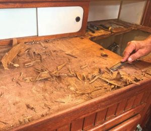 the top layer ofthe mahogany plywood needed to be chiseled o to get a good working surface.