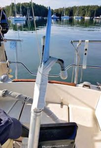 Necessity is the motherof invention; Tom and
Ann used a kitchen knife
taped to a boathook to
clear the weed from the
boat’s prop.