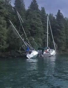 The scene in the bayafter the storm left boats
strewn about on the rocks,
including Mike and Carrie’s
Catalina 25, Irish Eyes.