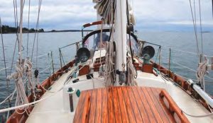 Looking aft from the foredeck towardthe twin Dorade vents, note the batwing
opening hatch over the saloon and the
traditional wood belaying pins used
in place of cleats to tie off some of the
running rigging or to hang coiled line