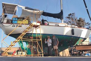 Kirra and Nathan got a crash coursein good old boat ownership and
maintenance when they tackled the list
of projects on La Senda, the bottom being
one of the top to-do items.