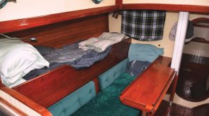 In Pixie, there’s no V-berth, so Bill sleepsin the port-side pilot berth in the main
saloon. A quarter berth also provides
a bunk, though Bill uses his primarily
for storage. Note the drop-leaf table,
which can sit a small army of guests for a
comfortable dinner.
