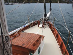 The distinctive forwardscuttle hatch provides
headroom in the forepeak
below and possibly a deck
seat at anchor or in mild
weather.
