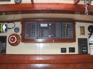 The well-equipped electrical panel islocated behind the companionway steps,
clearly visible and accessible with no
chance of accidental contact, above.