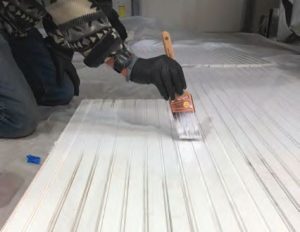 Although the manufacturer said the boardsdidn’t need to be painted, the Clarkes opted
to paint them, both to cover up some tough
dirt and make the overhead glossier.