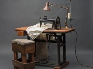 The straight stitch sewing machine used byDownes Curtis, from the Chesapeake Bay
Maritime Museum exhibit that included some of
the sailmaker’s equipment and tools, below right.
Photo, David W. Harp, Chesapeake Bay Maritime Museum
Collection (1997.1.117).