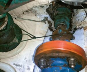 string preventing spinning of boat shaft