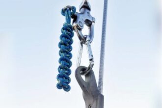 shackle with rope pull