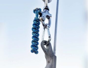 shackle with rope pull