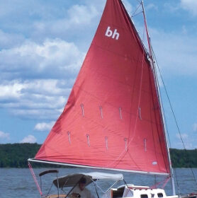 Her black hull and tanbark sail make Orca, John and Julie Mohr’s Bay Hen 21, instantly recognizable on Indiana’s Lake Monroe.
