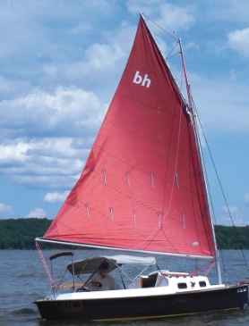 Her black hull and tanbark sail make Orca, John and Julie Mohr’s Bay Hen 21, instantly recognizable on Indiana’s Lake Monroe.