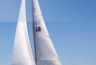 The Cape Dory 27 Scotch’s Too III, sailed by Phil Bills on the Ohio River, shows off the low sheerline and balanced overhangs, today considered “classic,” that are characteristic of the designs of Carl Alberg.