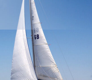 The Cape Dory 27 Scotch’s Too III, sailed by Phil Bills on the Ohio River, shows off the low sheerline and balanced overhangs, today considered “classic,” that are characteristic of the designs of Carl Alberg.