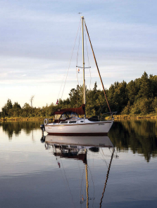Thanks to periodic updating, the later Catalina 25s, like our 1989 review boat, Bill Bennett’s Mañana, at top, kept up with contemporary styling. That said, John Clement’s Taranui, at left, a 1987 wing-keel model, still looks handsome at anchor in MacBean Harbor in the North Channel.