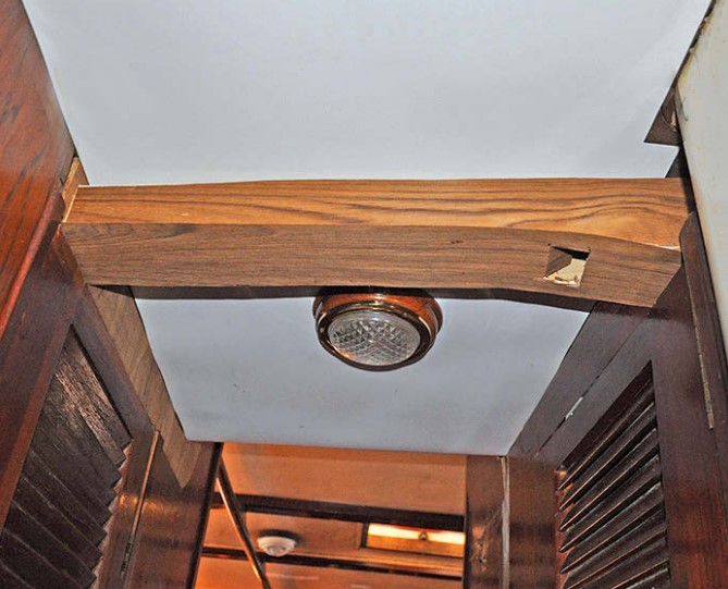 The short branch duct carries air from the main duct to the starboard head, with a deflector to cool the passageway.