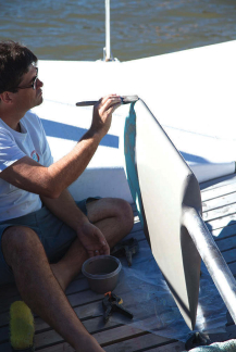 Evan gave the finished and faired rudder a coat of epoxy primer before the antifouling.
