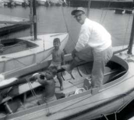 1959 — Jerry, age 19, showing his nephews the ropes on the 18’ Cape Cod