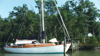Welcome shade is provided by canvas panels that connect to the wheelhouse sides with boltropes. The bottom edges are then tied to the lifelines.