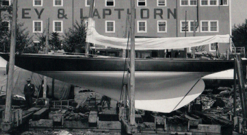 The 1939 John Alden-designed CCA racer, White Wings, top of page, shows the “classic” lines dating from Britannia of the 1890s. The pronounced “drag” to the keel on the 6-Metre Merenneito, seen here hauled at City Island, New York, in 1928, above left, is a result of the use of girth measurements in the International Rule.