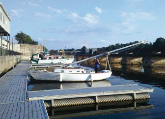 For lifting and dropping LC’s mast, Susan and Chris devised a pivoting gin-pole from two Sunfish booms connected as an A-frame. When disconnected, the booms stow on deck. They modified one boom to serve as a boathook for snagging lines in the canal locks.