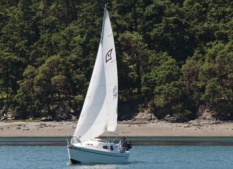 The slightly boxy profile of the Potter 19 is unmistakable, but the boat is surprisingly nimble, especially when heeled a little.