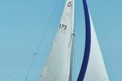 Even though it’s a nearly 40-year-old design, the Aloha 8.5 is still an eye-catcher with its pleasing proportions, attractive sheer, and just enough trim to avoid a bland appearance. Here, Bob Gloman’s Tal Vez shows off her light-air ability.