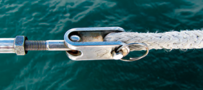 This eye-splice is connected to a turnbuckle toggle by means of a clevis pin. The turnbuckle is used to tension the lifeline.
