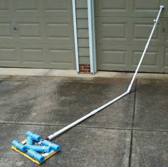 Although the assembled hull cleaner looks a little ungainly, it works! The short stub fitted at a right angle to the handle gives leverage for guiding the pad.