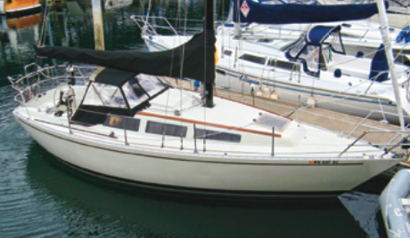 This view of Greg Pearson’s well-maintained S2 9.2A, above, shows some of her key deck features. Note the sea hood over the companionway sliding hatch, continuous teak grabrail, narrow foredeck, double lifelines, and double lower shrouds terminating near the rail.