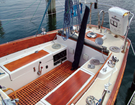 The cockpit grating is a classy touch, at right, and the Anderson jibsheet winches really mean business. Most of Dave’s on-deck improvements were aimed at making the boat easy to singlehand.