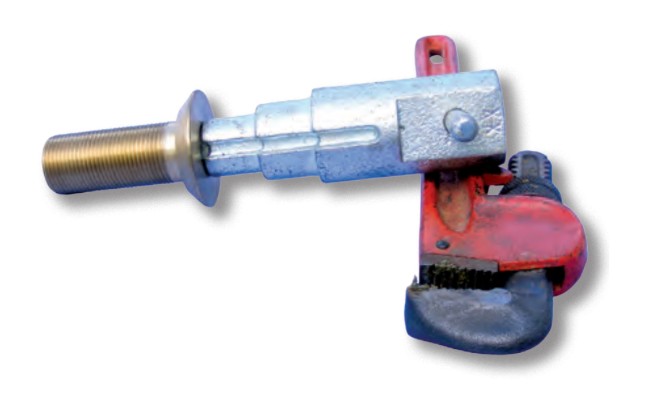 Grooves in the removal tool engage lugs inside the through-hull.