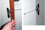 A short cord that passes through a hole in the door has stopper knots on both ends. Pull the cord into the head and close yourself in. When you’re done, pull it out to close the door from the outside.