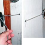 A short cord that passes through a hole in the door has stopper knots on both ends. Pull the cord into the head and close yourself in. When you’re done, pull it out to close the door from the outside.