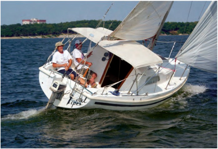 The centerline motor well makes it easy to operate and turn the outboard, including kicking it up. The offset companionway goes with the dinette arrangement in the interior.