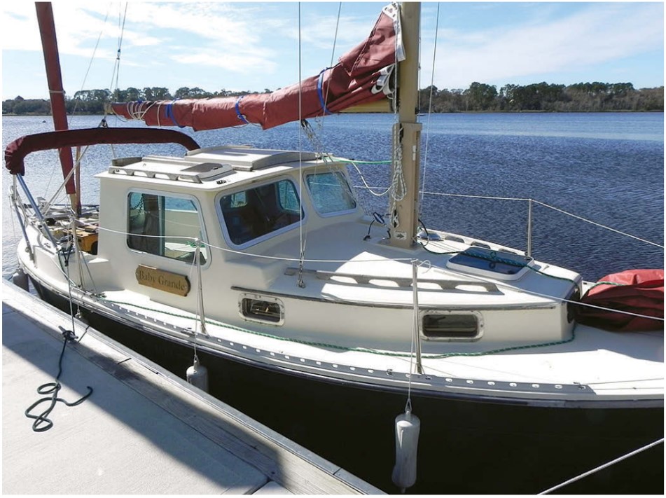 On the Nimble Arctic 25, the mast is stepped in a tabernacle, which allows it to be lowered fairly easily, even to duck under bridges.