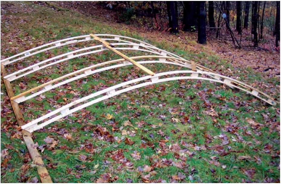 The knee walls elevate the bows, and erected the frame with assemblies of four bows.